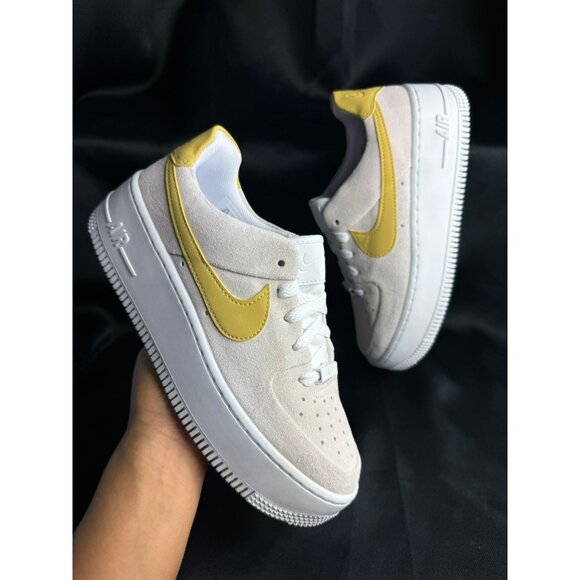 ❤️ G16 SIZE 6.5 WOMEN'S NIKE AF1 SAGE LOW WHITE / INFINITE GOLD AR5339 102 - Picture 1 of 7
